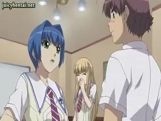 Paauglys anime gauna pieniškas krūtys trinamas