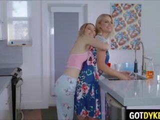 Lesbianas sucio película con coqueta madura asaltacunas vecina
