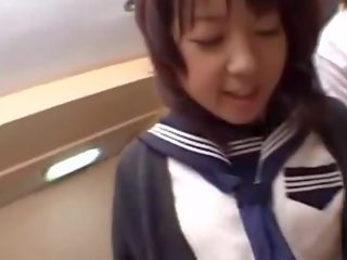 女孩 urinate 上 一 孩兒