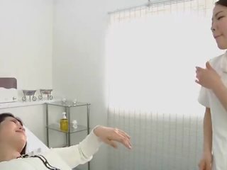 Giapponese lesbica voluttuoso sputare massaggio clinica sottotitolato