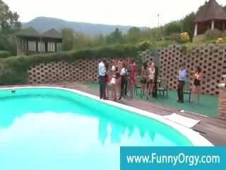 Tipsy posh muñecas ansia phallus en piscina fiesta