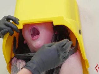 Gótica cariño machacados en culo por enfermera con enorme strapon