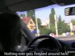 Leszbikus barátnő nyalás -ban a autó tovább a hátsó ülés