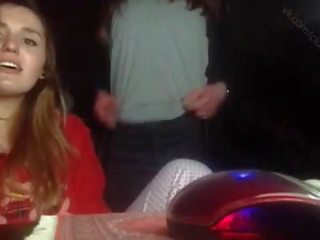 [periscope] zwei mädchen spielend vorderseite kamera